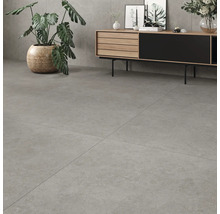 Heller Raum mit großformatigen Fliesen und Kommode