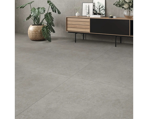 Heller Raum mit großformatigen Fliesen und Kommode