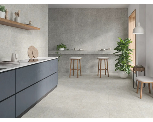 Heller Raum mit Fliesenboden, Küchenzeile und Hockern