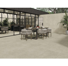 Terrasse mit Fliesenboden, Esstisch und Stühlen im Freien