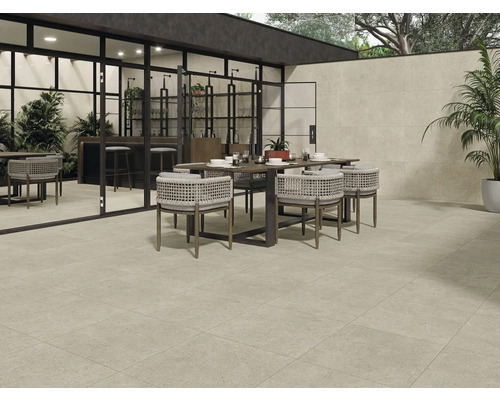 Terrasse mit Fliesenboden, Esstisch und Stühlen im Freien