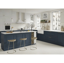 Helle Küche mit Kücheninsel, Barhockern, Spüle und Fenstern