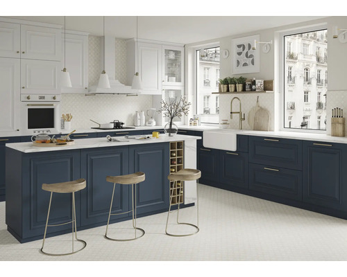 Helle Küche mit Kücheninsel, Barhockern, Spüle und Fenstern