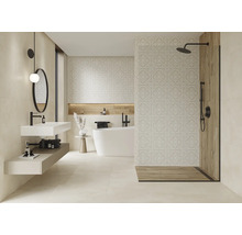 Modernes Badezimmer mit Waschbecken, Badewanne und Dusche mit Holzelementen