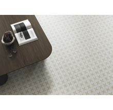 Heller Raum mit gemusterten Bodenfliesen und Tisch