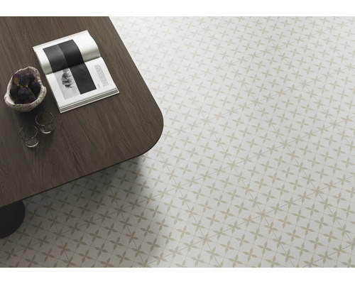 Heller Raum mit gemusterten Bodenfliesen und Tisch