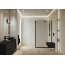 Modernes Badezimmer mit Dusche, Waschtisch und gemusterten Fliesen