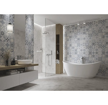 Helles Badezimmer mit Badewanne, Dusche, Waschbecken und Fliesen mit Muster