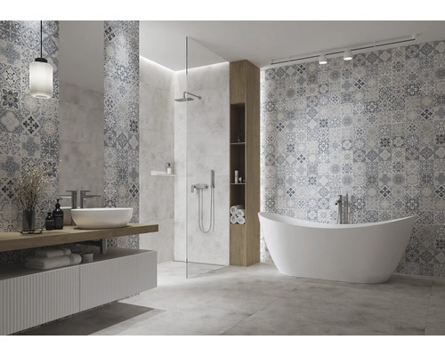 Helles Badezimmer mit Badewanne, Dusche, Waschbecken und Fliesen mit Muster