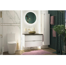 Helles Badezimmer mit Toilette, Waschtisch mit Unterschrank, Spiegelschrank und dekorativen Elementen für ein modernes Ambiente.