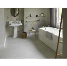 Badezimmer mit Waschbecken, Spiegel, Badewanne, Hocker und Dekorationen für ein helles und organisiertes Ambiente