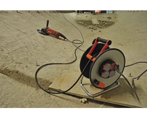 Verlängerungskabeltrommel und Winkelschleifer auf einer Baustelle