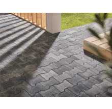 Verlegte Betonpflastersteine im Außenbereich.