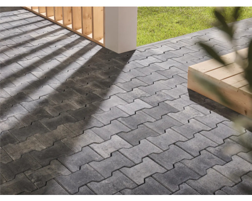 Verlegte Betonpflastersteine im Außenbereich.