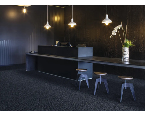 Büro mit Schreibtisch, Barhockern, Deckenleuchten und Teppich