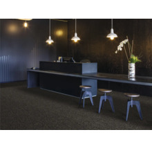 Empfangsbereich mit Teppichboden, Schreibtisch, Barhockern und Beleuchtung