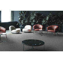 Helle und dunkle Sessel mit Tischen auf einem grauen Teppichboden in einem Wohnzimmer