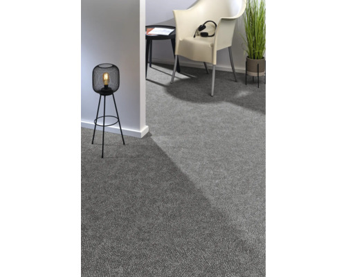 Innenraum mit grauem Teppichboden, Lampe und Stuhl