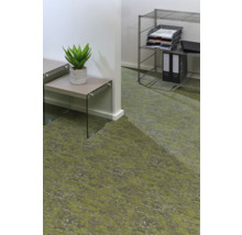 Ein Bürobereich mit Teppichboden, Ablagetischen und einem Metallregal.