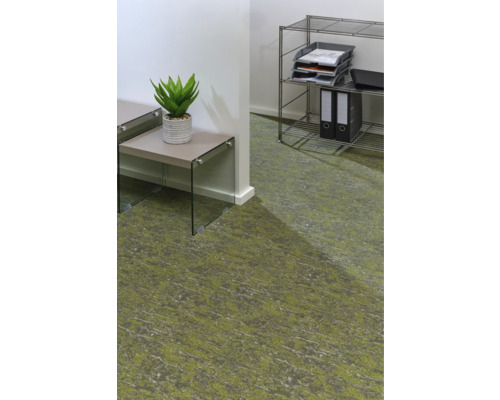 Ein Bürobereich mit Teppichboden, Ablagetischen und einem Metallregal.