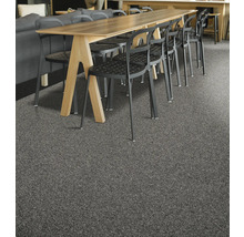 Szene mit Teppichboden, Tisch und Stühlen