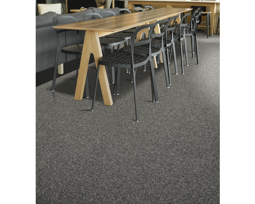 Szene mit Teppichboden, Tisch und Stühlen