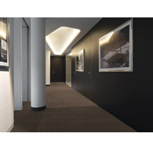 Innenansicht eines Flurs mit Teppichboden, Säulen und Wandbildern