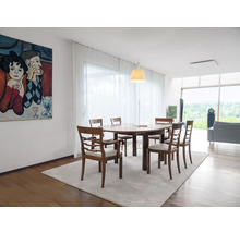 Helles Esszimmer mit Holztisch, Stühlen und Teppich