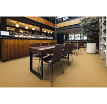 Innenraum eines Restaurants mit Tischen, Stühlen und einer Bar