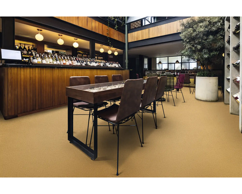 Innenraum eines Restaurants mit Tischen, Stühlen und einer Bar