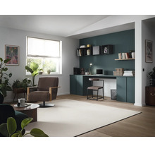 Helles Wohnzimmer mit Arbeitsbereich, Sessel und Pflanzen