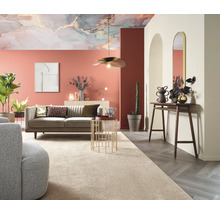 Dekoratives Wohnzimmer mit Sofa, Teppich und Accessoires für ein gemütliches Ambiente