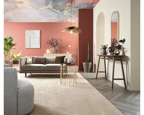 Dekoratives Wohnzimmer mit Sofa, Teppich und Accessoires für ein gemütliches Ambiente