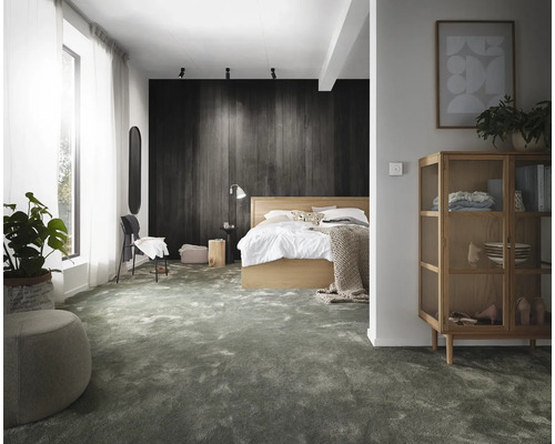 Modernes Schlafzimmer mit Bett, Teppich und Holzschrank