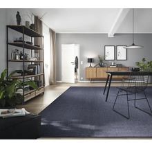 Wohnzimmer mit Teppich, Regal, Esstisch und Kommode