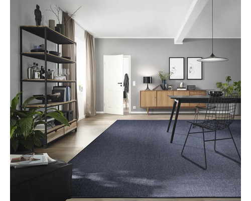 Wohnzimmer mit Teppich, Regal, Esstisch und Kommode