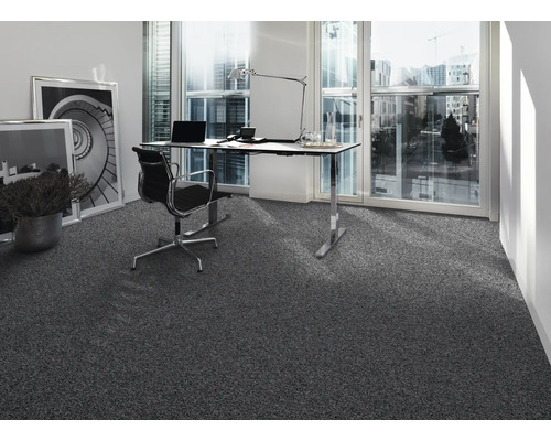 Modernes Büro mit grauem Teppichboden, Schreibtisch und Bürostuhl.