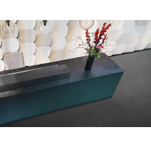 Empfangsbereich mit Rezeptionstisch und Blumendekoration