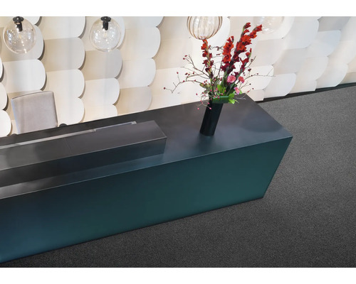 Empfangsbereich mit Rezeptionstisch und Blumendekoration