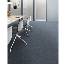 Büro mit Teppichboden, Tisch und Stühlen.