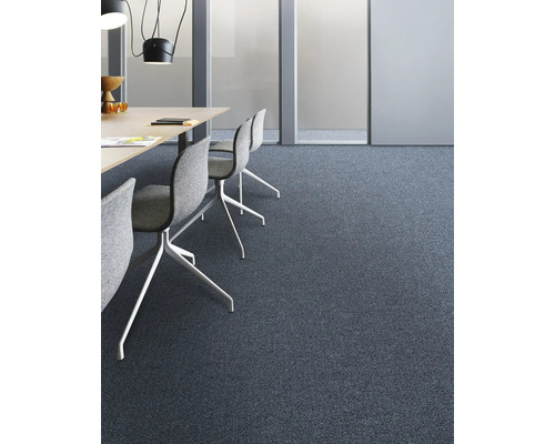 Büro mit Teppichboden, Tisch und Stühlen.