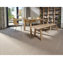 Esszimmer mit Teppichboden, Esstisch, Stühlen und Sitzbank.