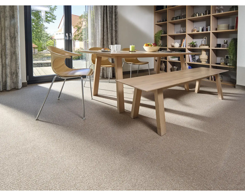 Esszimmer mit Teppichboden, Esstisch, Stühlen und Sitzbank.