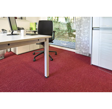 Szene eines Büros mit rotem Teppichboden, Schreibtisch und Bürostuhl.