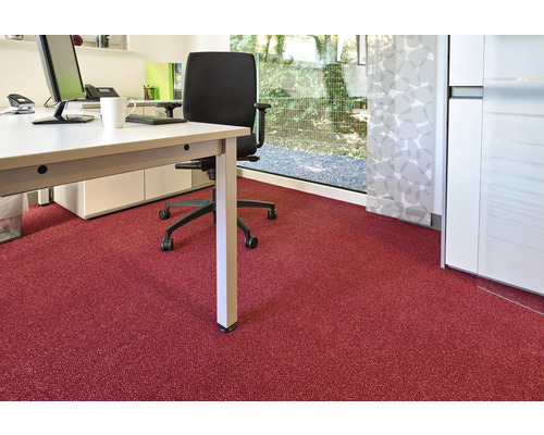 Szene eines Büros mit rotem Teppichboden, Schreibtisch und Bürostuhl.