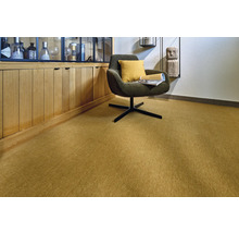 Innenaufnahme eines Raumes mit Teppichboden, einem Sessel und einer Anrichte