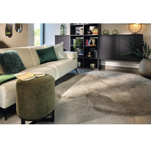 Wohnzimmer mit Sofa, Teppich und Bücherregal für eine gemütliche Atmosphäre