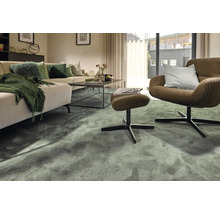 Wohnzimmer mit Sofa, Sessel und grünem Teppich