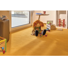 Kinderzimmer mit Spielzeug und Teppichboden