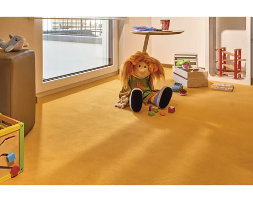 Kinderzimmer mit Spielzeug und Teppichboden